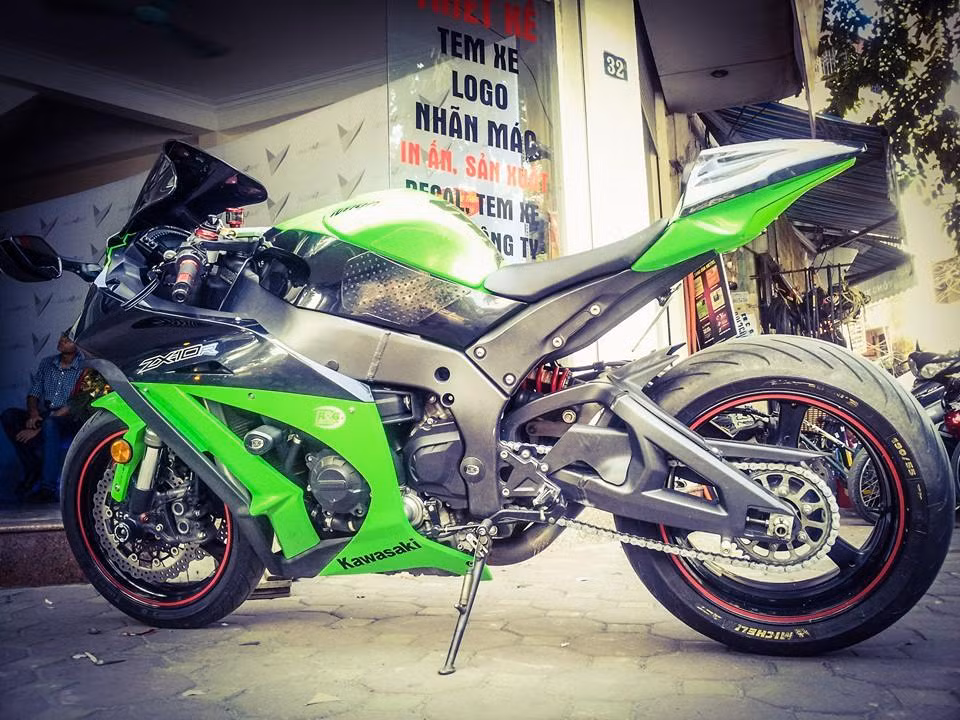 Kawasaki ZX-10R là mẫu SuperSport mạnh mẽ rất được yêu thích bởi kiểu dáng thể thao, bề ngoài góc cạnh đầy hầm hố. Phiên bản độ của ZX-10R thuộc sở hữu của một dân chơi Hà thành sau đây khiến không ít người phải thèm thuồng.