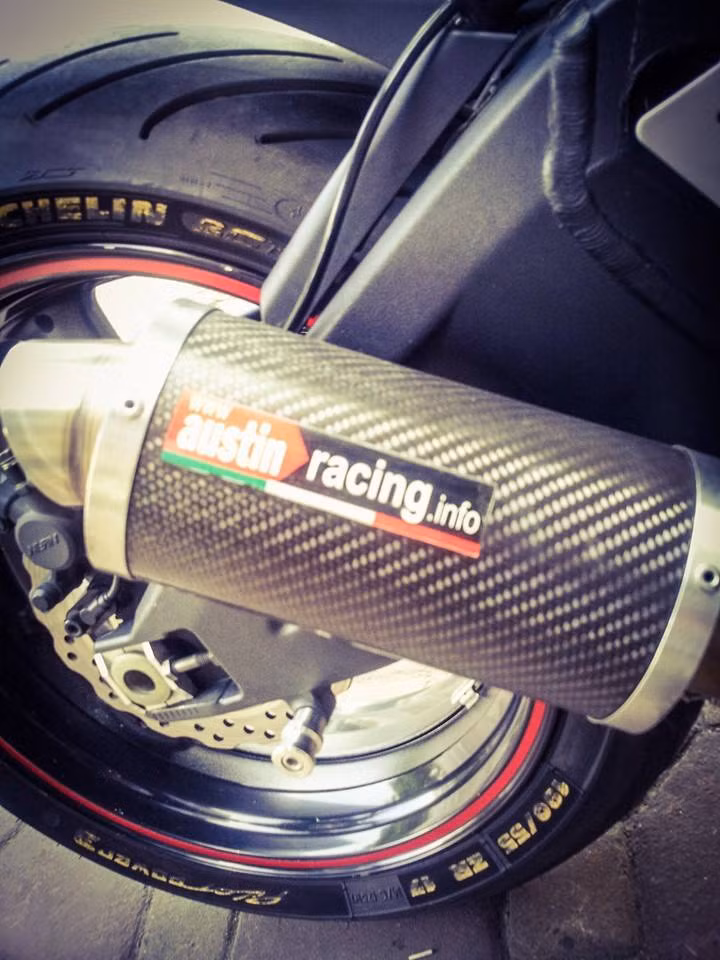 Ống pô Austin Racing trên khối động cơ I4 cho ra một thứ âm thanh khủng khiếp, quá đủ khả năng gây chú ý cùng sức mạnh giải tán đám đông một cách tức thời.