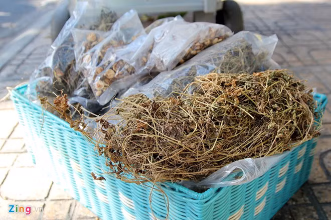 Ngoài trái dây khổ qua rừng phơi khô cũng được bán đến 300.000 đồng, người bán cho biết dùng để nấu nước uống trị bệnh.