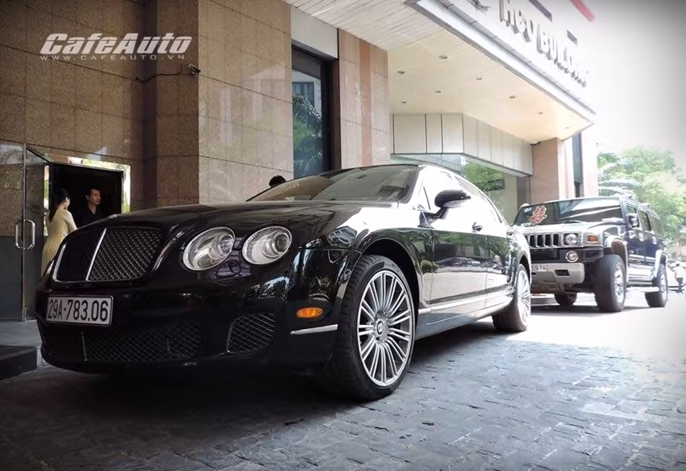 Trong đoàn rước dâu còn có một chiếc Bentley Continental Flying Spur Speed.