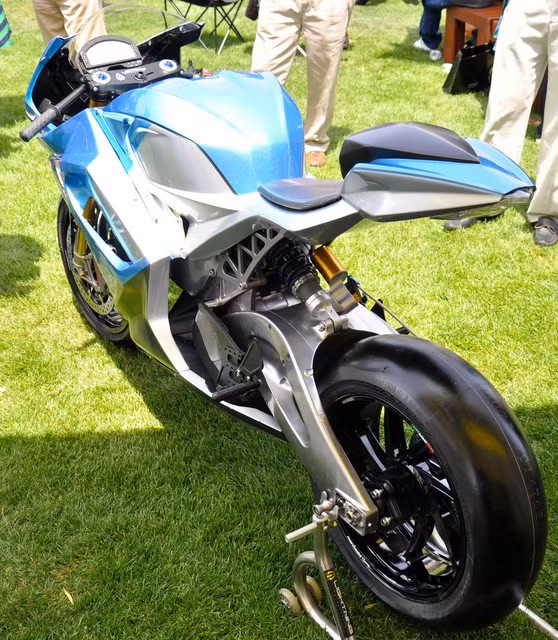 Để đạt được vận tốc khủng như trên, nhà sản xuất đã trang bị cho xe khối động cơ điện LS-218 có công suất 202 mã lực và mô-men xoắn cực đại đạt 227Nm.