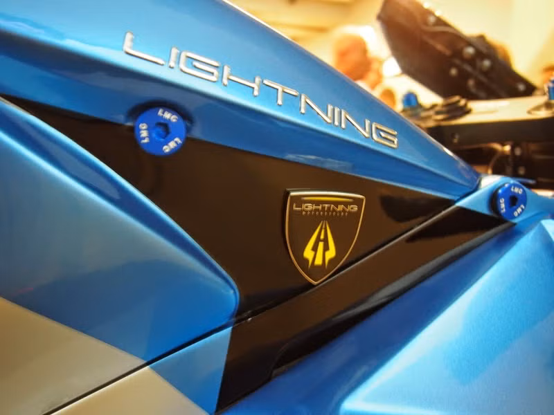 Xe được bán ra thị trường với giá 38.888 USD.