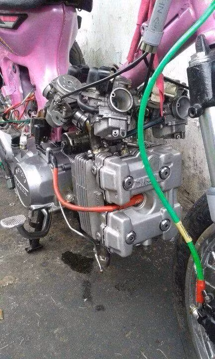 Một chiếc Dream với dàn tem hồng dịu dàng được độ tới 4 bình xăng con từng khiến dân chơi xe bàn tán.