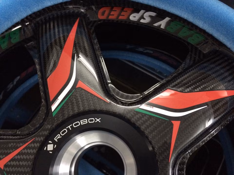 Hoa văn đậm tính thể thao của cặp mâm được thiết kế theo đơn đặt hàng từ BabySpeed Team với những dòng chữ xanh-trắng-đỏ "BabySpeed" gắn trên mâm.