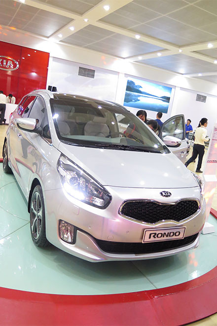 Nhìn bên ngoài, Kia Rondo có vẻ nhỏ hơn Toyota Innova nhưng trên thực tế sự chênh lệch kích thước giữa 2 mẫu xe này không nhiều. Hai mẫu xe này có chiều dài cơ sở bằng nhau với mức 2.750 mm.