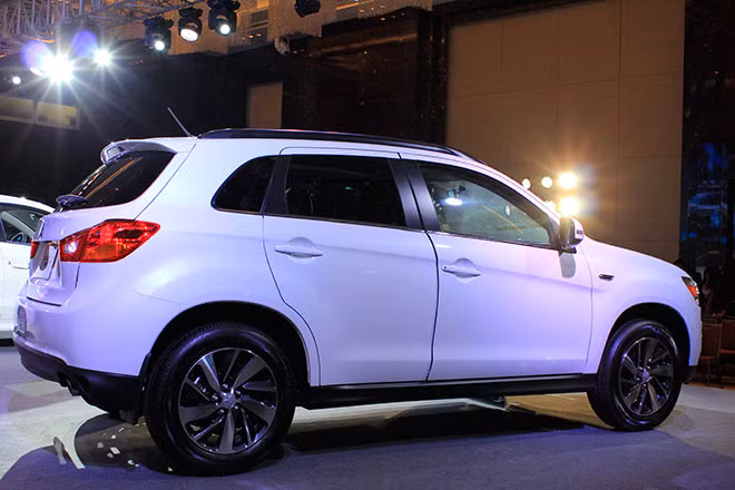 Do là kẻ đến sau trong sân chơi SUV 5 chỗ đang cạnh tranh rất khốc liệt nên Outlander Sport được định giá hấp dẫn hơn hai đối thủ đồng hường là Honda CR-V và Mazda CX-5.