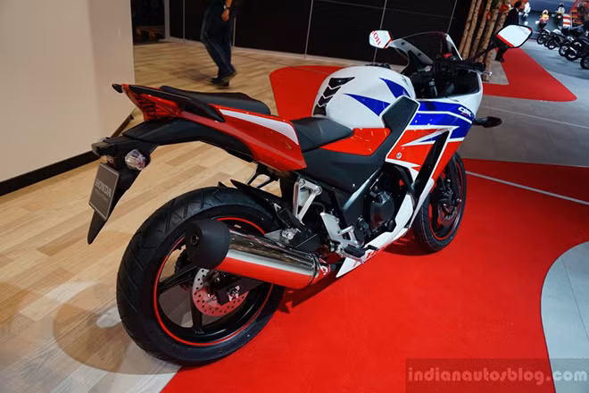 Honda CBR300R được trang bị động cơ xi-lanh đơn DOHC 4 kỳ, 286 phân khối, kết hợp bướm ga 38mm và bộ phun xăng lập trình sẵn cùng tỉ số nén 10,7:1.