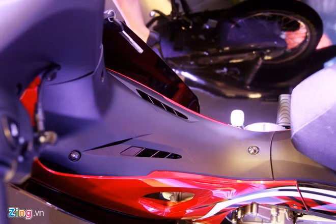 Phía trong yếm xe được thiết kế khá mạnh mẽ, thể thao.