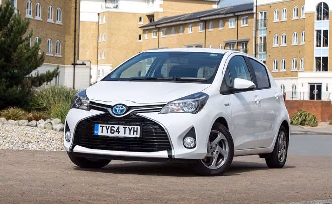 Yaris: Cái tên Yaris là sự hoà hợp, pha trộn từ trong thần thoại Hi Lạp và tiếng Đức. Trong thần thoại Hi Lạp, “charis” là biểu tượng của cái đẹp, sự tao nhã, tinh tế. Toyota đã thay “cha” bằng từ “ya” trong tiếng Đức, có nghĩa là “đồng ý”. Điều này nhằm thể hiện thị trường Châu Âu khó tính đã tiếp nhận phong cách của mẫu xe này.