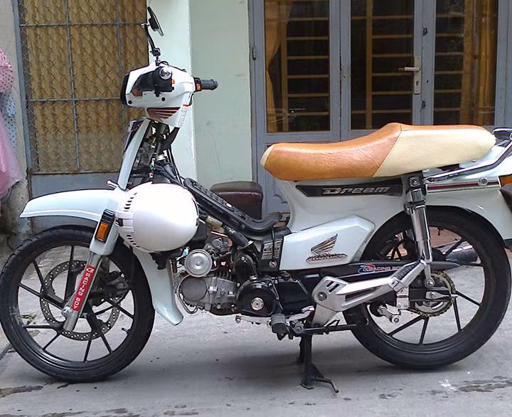 Mâm Raider vẫn là chiếc mâm quen thuộc được đông đảo dân chơi Việt Nam ưa chuộng độ cho chiếc xe yêu quý của mình. Yên xe nổi bật với màu da lạ mắt.