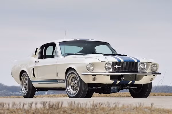 1967 Shelby GT500 Super Snake – 1,3 triệu USD: Cũng tại phiên đấu giá Dana Mecum 26th Original Spring Classic Auction, một siêu phẩm khác của hãng Ford cũng tiếp bước làm nên lịch sử khi trờ thành một trong những siêu xe đắt nhất của hãng với giá 1,3 triệu USD.
