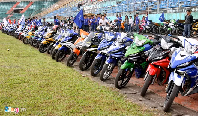 Sau ngày đầu tiên làm từ thiện, toàn bộ dàn xe Exciter quy tụ về sân vận động Ninh Bình, xếp hàng dài trên đường pitse bao quanh sân cỏ.