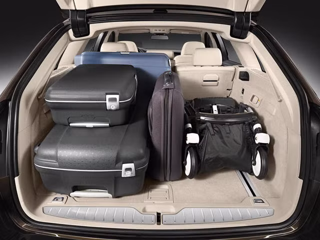 Ngoài ra, xe còn trang bị hệ thống đèn viền nội thất, hệ thống Auto Start/Stop, chế độ lái ECO PRO, cổng kết nối USB... Cốp xe rộng rãi chứa được nhiều hành lý.