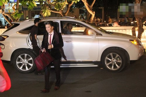 Chiếc xế sang Lexus màu trắng này được Đàm Vĩnh Hưng yêu thích và thường sử dụng làm phương tiện đi lại hàng ngày.