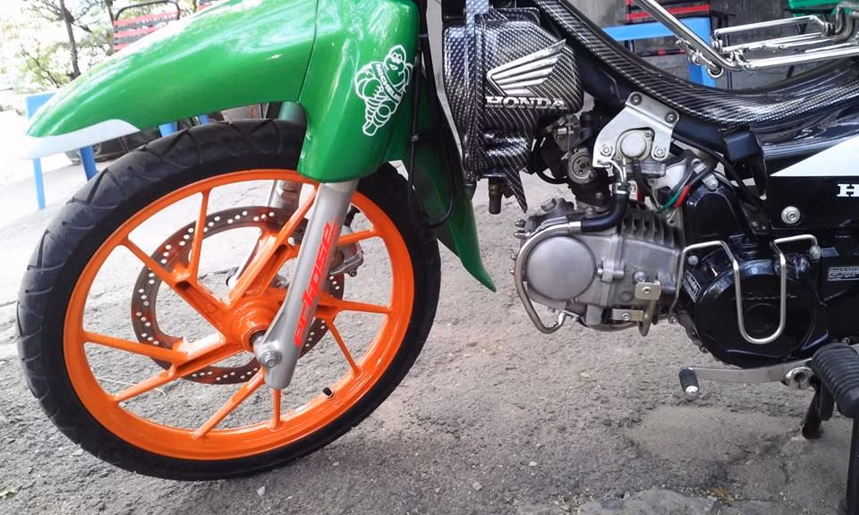 Có thể nhận ra dàn chân quen thuộc với mâm Raider vỏ Michelin bắt mắt. Vài chi tiết được sơn carbon tạo điểm nhấn cho xe.