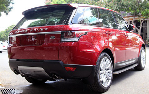 Ngoại thất toát lên vẻ cơ bắp, mạnh mẽ và hầm hố. Trọng lượng xe chỉ 420kg nhờ gầm và thân xe làm hoàn toàn bằng nhôm. Đây là chiếc SUV cực kỳ sang trọng và nhanh nhẹn. Mẫu xe có giá khoảng 8 tỷ đồng tại Việt Nam.