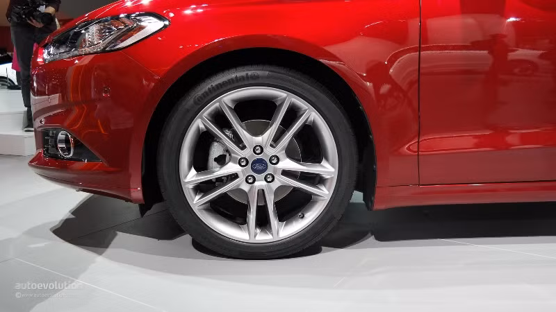 Phiên bản đặc biệt này còn được trang bị công nghệ start/stop, cửa lưới tản nhiệt đóng mở, hệ dẫn động thông minh Intelligent All-Wheel Drive và dẫn động cầu trước trong điều kiện bình thường.