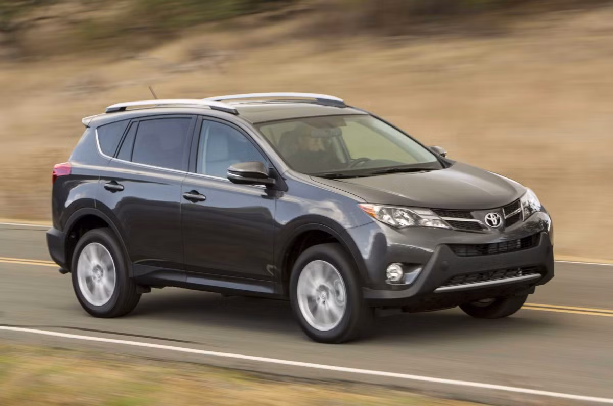 Toyota RAV4 cần 9,8 lít xăng để đi được 100 km đường phố và 7,6 lít xăng để đi được 100 km đường trường. Chiếc SUV này được trang bị động cơ 2.5 lít 4 xi-lanh, với công suất 176 mã lực. Ngoài ra, Toyota RAV4 còn có bản chạy hoàn toàn bằng điện với mức tiêu hao khoảng 3,2 lít/100 km đường phố và 3,0 lít/100 km đường trường.