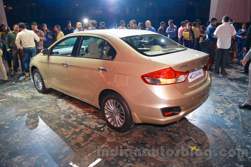 Ciaz có 10 phiên bản, 7 lực chọn màu sắc với mức giá bán khác nhau, trong đó, phiên bản động cơ xăng có giá bán chỉ từ 242-324 triệu đồng, còn phiên bản động cơ diesel có giá bán từ 279-339 triệu đồng.