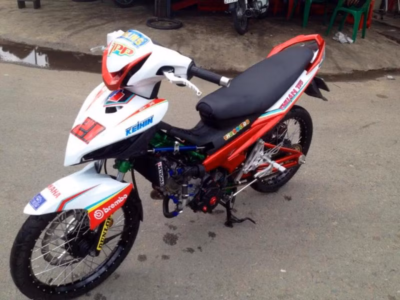 Chủ xe rũ bỏ phần yếm 2 bên xe để phơi bày nội công bên trong.