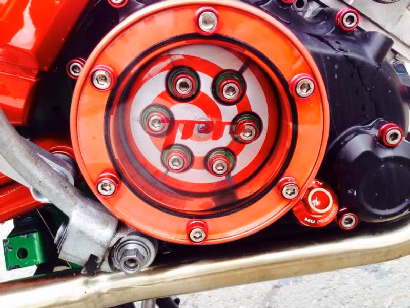 Lốc máy trong suốt bao đẹp và nổi bật, vài con ốc và nắp nhớt màu đỏ cho thêm sắc màu.