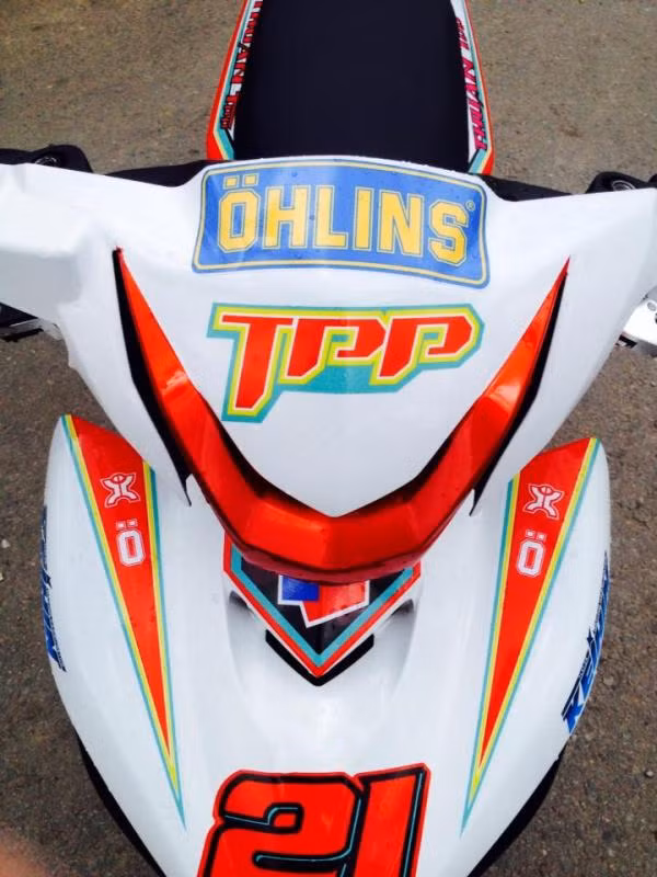 Phần đầu đèn được chế tác theo kiểu đầu của Yamaha Luvias.