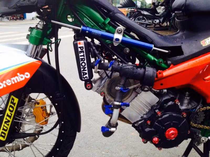 Bơm nước điện cho nhẹ xe, trợ lực sườn cho đầm tay lái hơn.