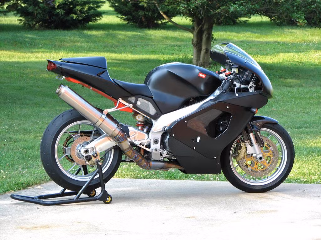 10. Aprilia RSV Mille. RSV Mille của Aprilia ra đời năm 1998, thể hiện đúng chất đường đua, vì thế xe toát dáng đẹp nhất chi khi tăng tốc trên đường. Xe sử dụng động cơ 998 phân khối V-twin 60 độ. Đây là mẫu xe dung tích lớn đầu tiên mà Aprilia sản xuất sau những chiếc xe chỉ 250cc.