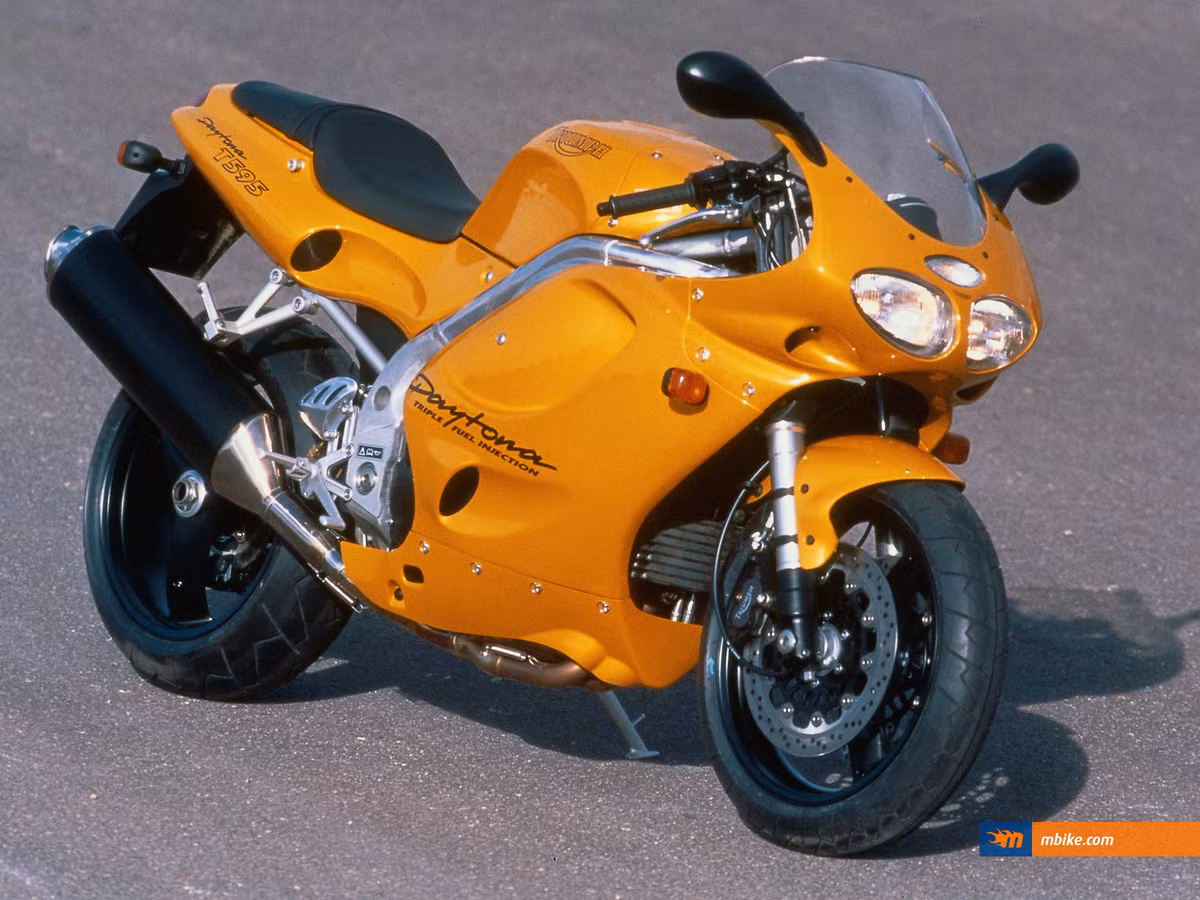 8. Triumph Daytona T595. Ra đời năm 1997, Triumph Daytona T595 là một trong những xe hiện đại nhất của thập kỷ, sử dụng động cơ 3 xi-lanh DOHC dung tích 955 phân khối làm mát bằng dung dịch. Hệ thống phun xăng điện tử, hộp số 6 cấp, ly hợp ướt. Tốc độ tối đa khoảng 254 km/h.