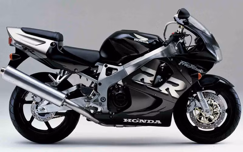 6. Honda FireBlade. Đây là tên chỉ một dòng sản phẩm sportbike của Honda, trong thập niên 90 có hai mẫu là CBR900RR và CBR919RR. Các mẫu xe đều sử dụng động cơ I4, là các "bậc tiền bối" huyền thoại mở lối thành công cho CBR1000RR sau này.