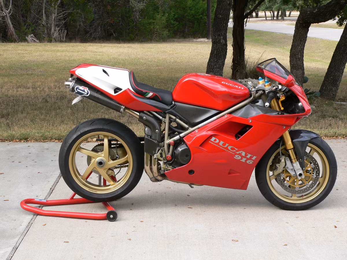 1. Ducati 916. Thời gian sản xuất của Ducati 916 từ 1994-1998, để cạnh tranh với những cỗ máy I4 đến từ Nhật, hãng xe Italy ra đời mẫu 916 sử dụng động cơ V-twin, hộp số 6 cấp, công suất 114 mã lực, tốc độ tối đa khoảng 260 km/h. Đến 1999, Ducati thay thế 916 bởi đàn anh Ducati 996.