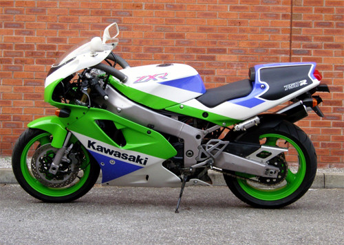 4. Kawasaki ZXR750 J1 - J2. Kawasaki ZXR750 ra đời năm 1991, là mẫu xe phát triển lên từ chiếc ZXR750H1 và H2. Xe sử dụng động cơ 4 xi-lanh thẳng hàng dung tích 749 phân khối cho công suất 100 mã lực.