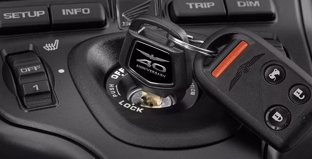 Những điểm nổi bật của phiên bản kỷ niệm bao gồm tay lái tích hợp sưởi, hệ thống âm thanh và hệ thống giám sát màn hình, hệ thống phanh tổng hợp.