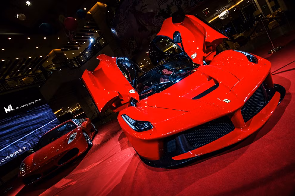 Trong những năm gần đây, Trung Quốc nổi lên như một thị trường béo bở cho các hãng xe đắt tiền. Nguyên nhân chính là sự giàu lên nhanh chóng của các đại gia và tỷ phú tại đây. Trong ảnh là phiên bản độc LaFerrari có giá gần 5 triệu USD nhưng đã có tới 8 chiếc được đại gia Trung Quốc mua.