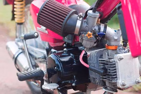 Để hài hòa và tăng sức mạnh cho tổng thể xe, chiếc Dream độ này được gắn dây tăng áp màu hồng.