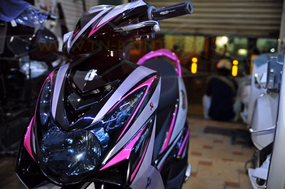 Chóa đèn sơn màu xanh pha lê đẹp mắt.