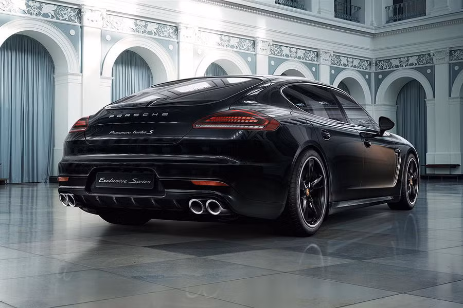 Màu sắc của phiên bản này là nét độc đáo mà không bắt gặp ở các phiên bản khác. Đó là lớp sơn 2 tông màu: toàn thân xe sử dụng màu đen metallic còn từ dưới tay nắm cửa trước sử dụng màu sơn nâu hạt dẻ.