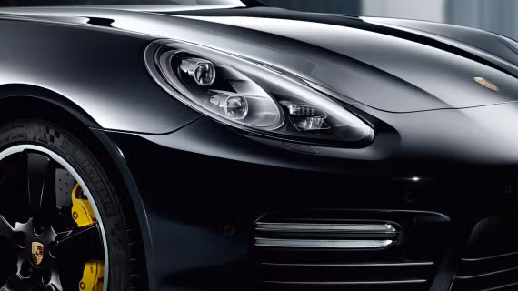 Panamera Exclusive được phát triển trên nền tảng Panamera Turbo S Executive hiện hành nhưng có nhiều nét thiết kế mới và bổ sung thêm nhiều trang bị khác biệt.