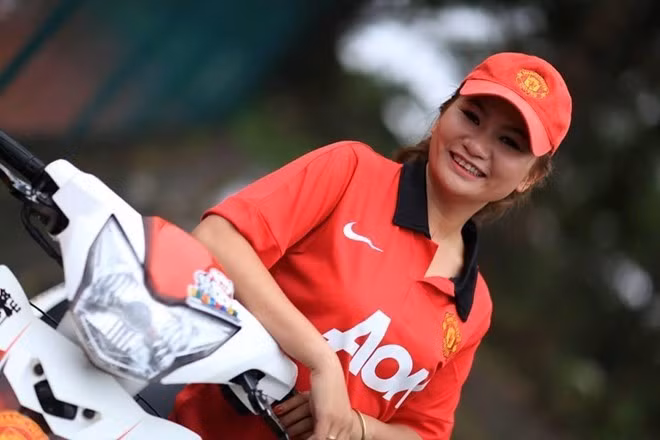 Vũ Thị Thanh Tuyền, sinh năm 1987, trưởng câu lạc bộ Exciter Lâm Hà (Lâm Đồng) có niềm đam mê đặc biệt với mẫu xe côn tay Yamaha Exciter, đồng thời là một "fan ruột" của CLB Manchester United. Exciter 2011 của cô còn được trang trí lại màu sơn và độ một số đồ chơi đẳng cấp.