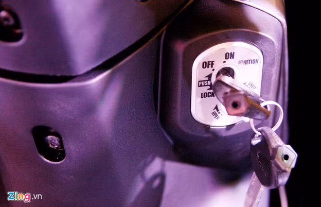 Ổ khóa 3 trong 1 gồm khóa điện, khóa cổ và khóa từ.