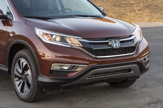 Phần đầu xe có nhiều thay đổi với lưới tản nhiệt được làm lại, đèn sương mù mới.