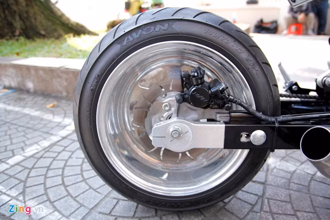 Cặp vành và gắp sau nối dài đều được làm bằng nhôm cắt CNC, nhập khẩu từ Mỹ. Xe được lắp heo dầu hiệu RRGS.
