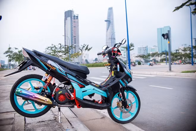 Jin Nguyễn, một bạn trẻ mê nhiếp ảnh đã biến đổi chiếc Nouvo MX của mình thành một mẫu xe cực kỳ độc đáo. Chiếc xe của Jin được lắp nhiều đồ chơi Thái Lan và sơn những màu sắc nổi bật. Cặp vành và hai bên bụng xe được sơn màu xanh nhạt, các chi tiết máy và phuộc sau sơn màu đỏ nổi bật.