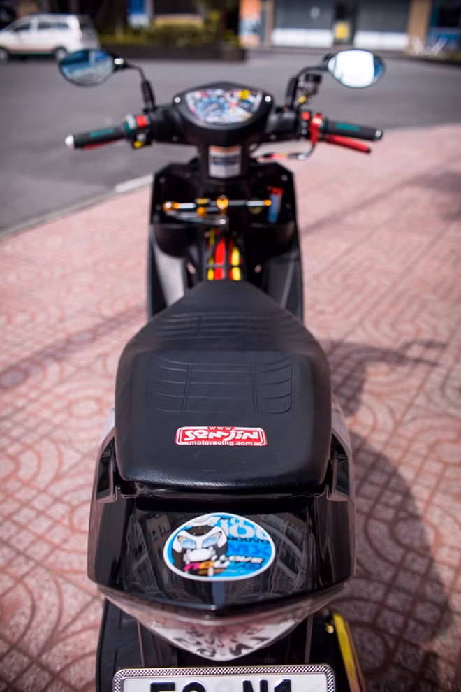 Yên xe phẳng và mỏng hơn nhằm tăng tính thể thao.