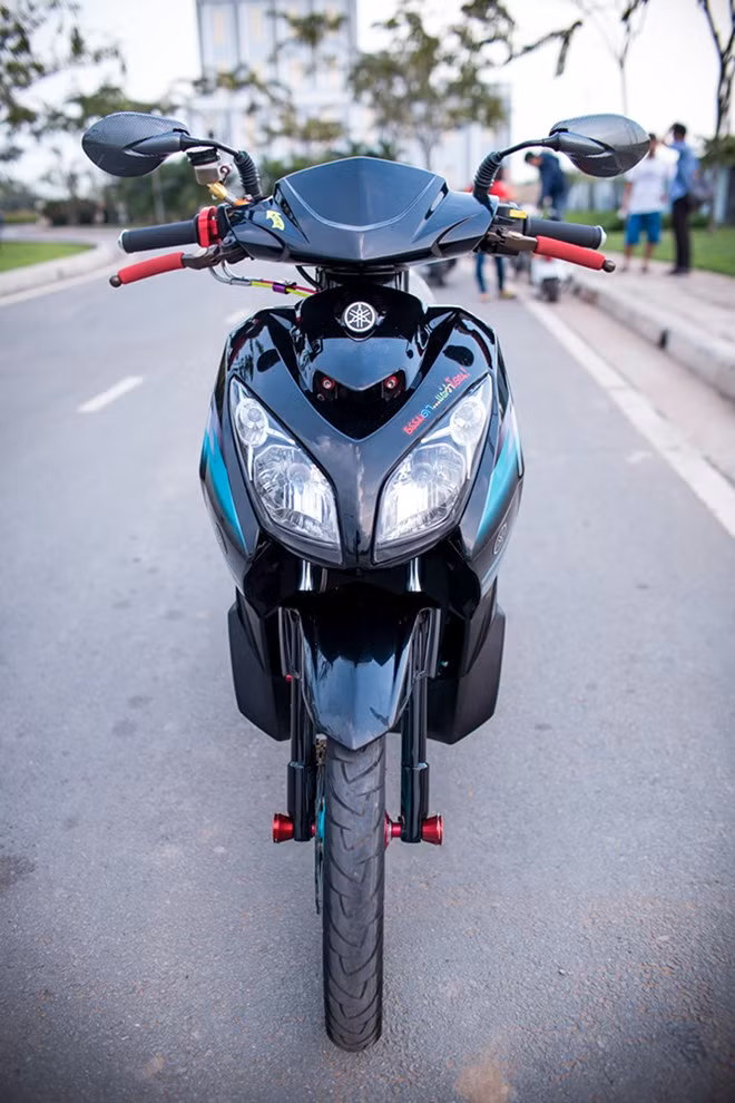 Phần đầu xe vẫn giữ lại cặp đèn nguyên bản, trục trước gắn các gù trang trí.