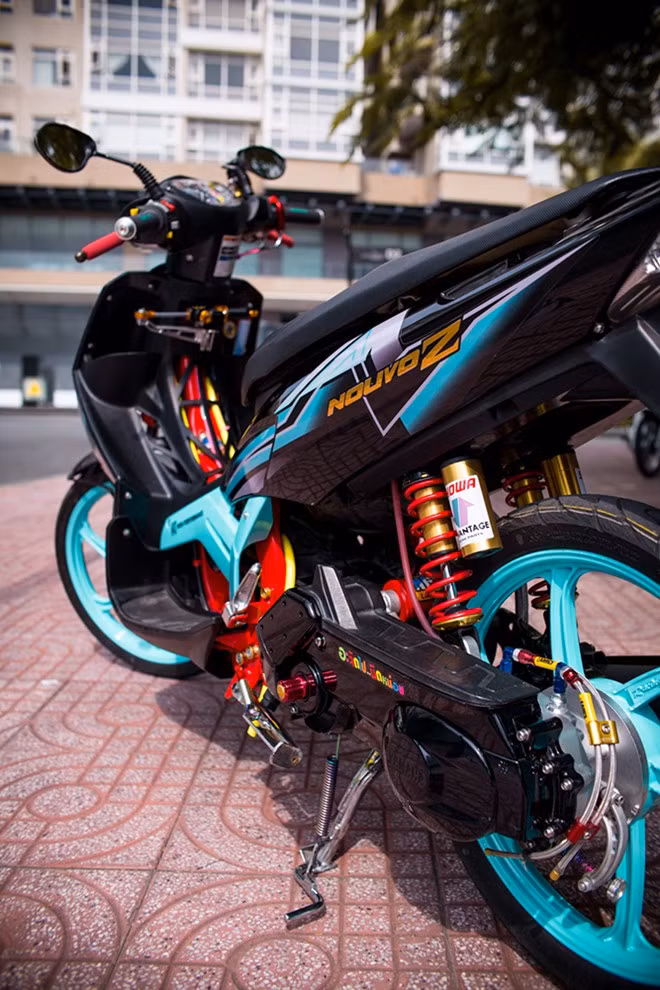 Chiếc xe này được Jin đặt tên là "Nouvo Z", bộ tem xe khá đặc biệt và không đụng hàng.