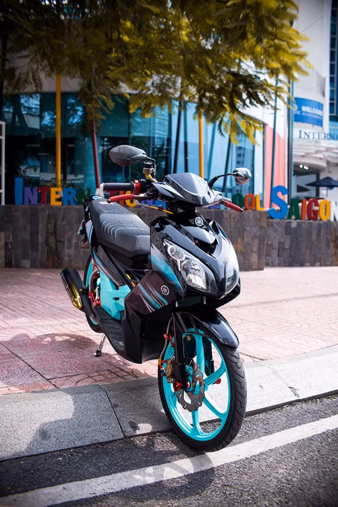 Cặp tay thắng lắp trên xe lấy từ chiếc phân khối lớn.