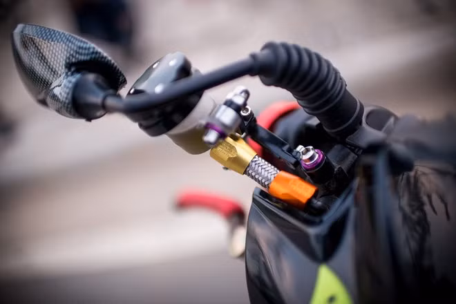 Bình dầu thắng trước và ống dẫn được lắp bên phía tay phải.