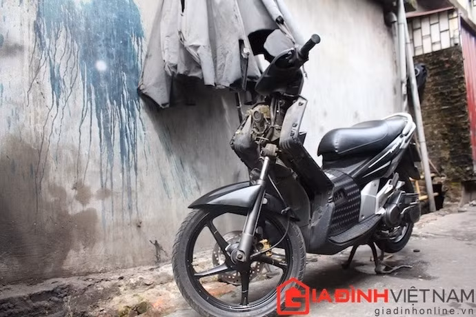 Yamaha Nouvo đang được thợ xe "mông má" để "lên kệ".