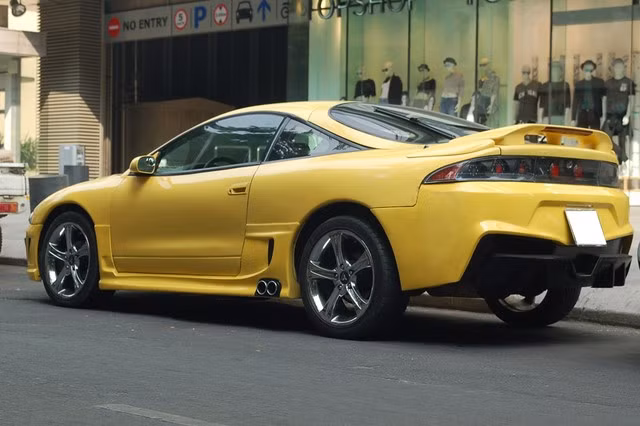 Tại thị trường Nhật Bản nhiều tay lái mê tốc độ rất yêu thích Mitsubishi Eclipse. Chiếc Coupe thể thao này cũng từng rất nổi tiếng khi cùng diễn viên xấu số Paul Walker xuất hiện trong bộ phim bom tấn Fast and Furious phần đầu tiên.